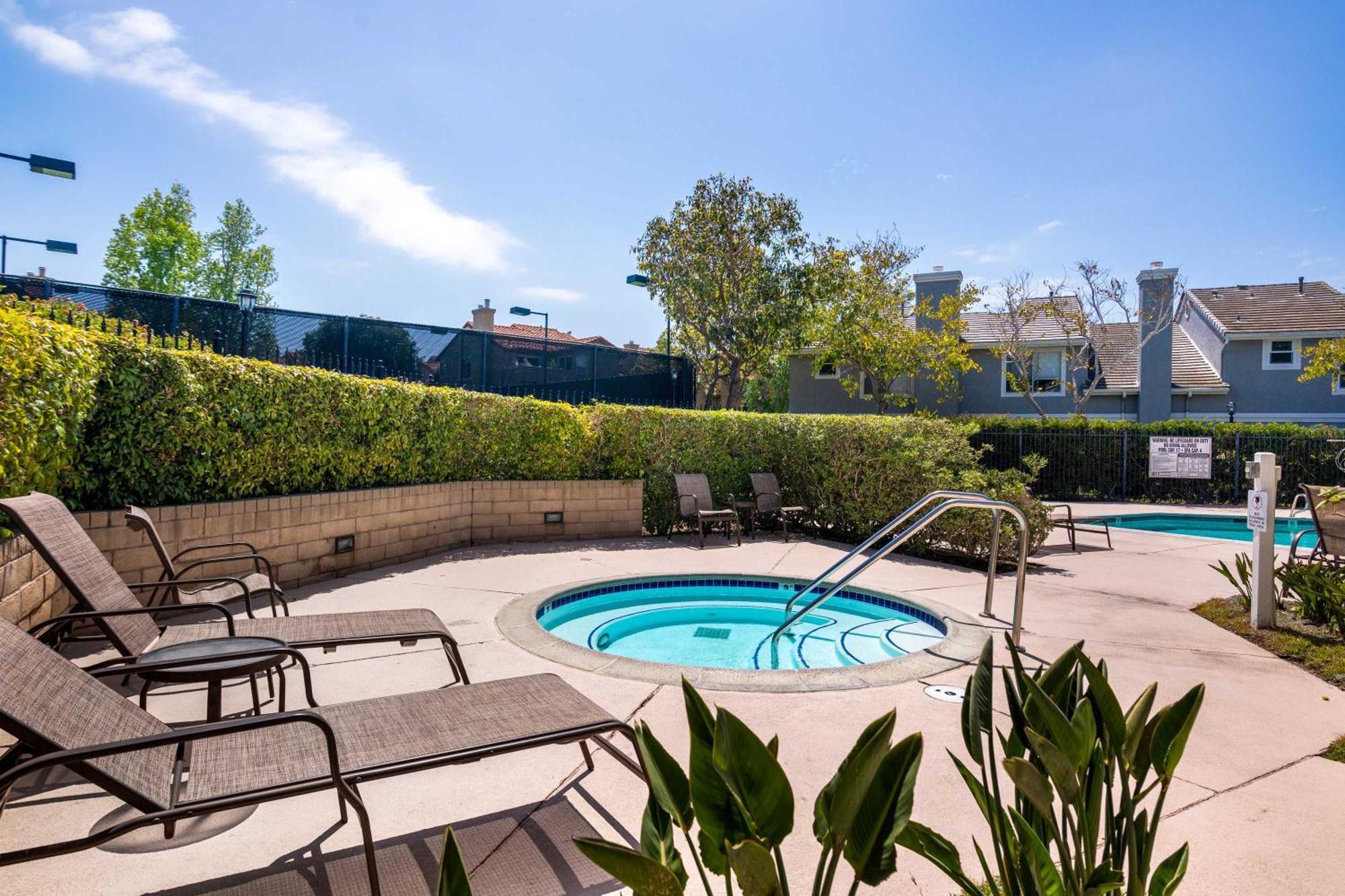 Carmel Valley 2br With Amenities *